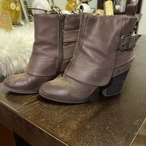 American rag women’s boots 7